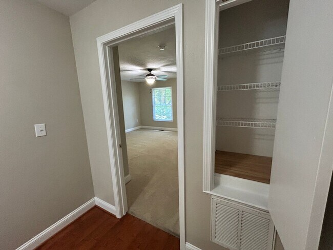 Building Photo - Like New Townhome in Old SW! Close to Cari...