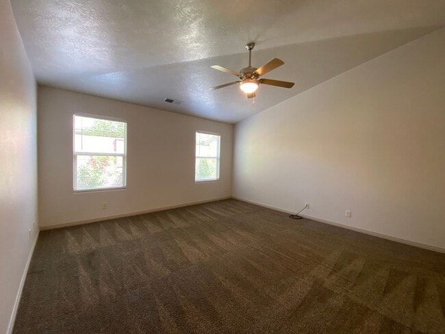 Building Photo - SPACIOUS HOME FOR RENT!