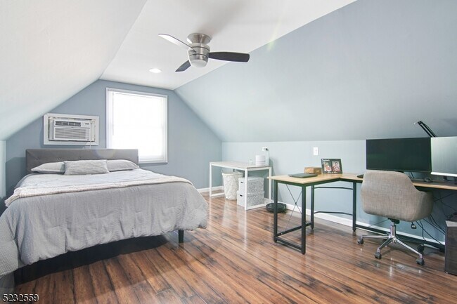 Building Photo - 237 Perry St