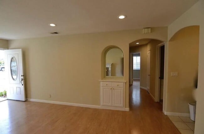 Building Photo - 273 Staples Ave