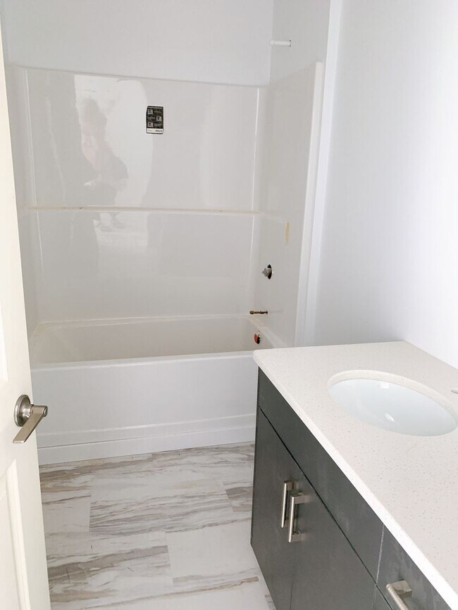 Building Photo - 828 N Garden St