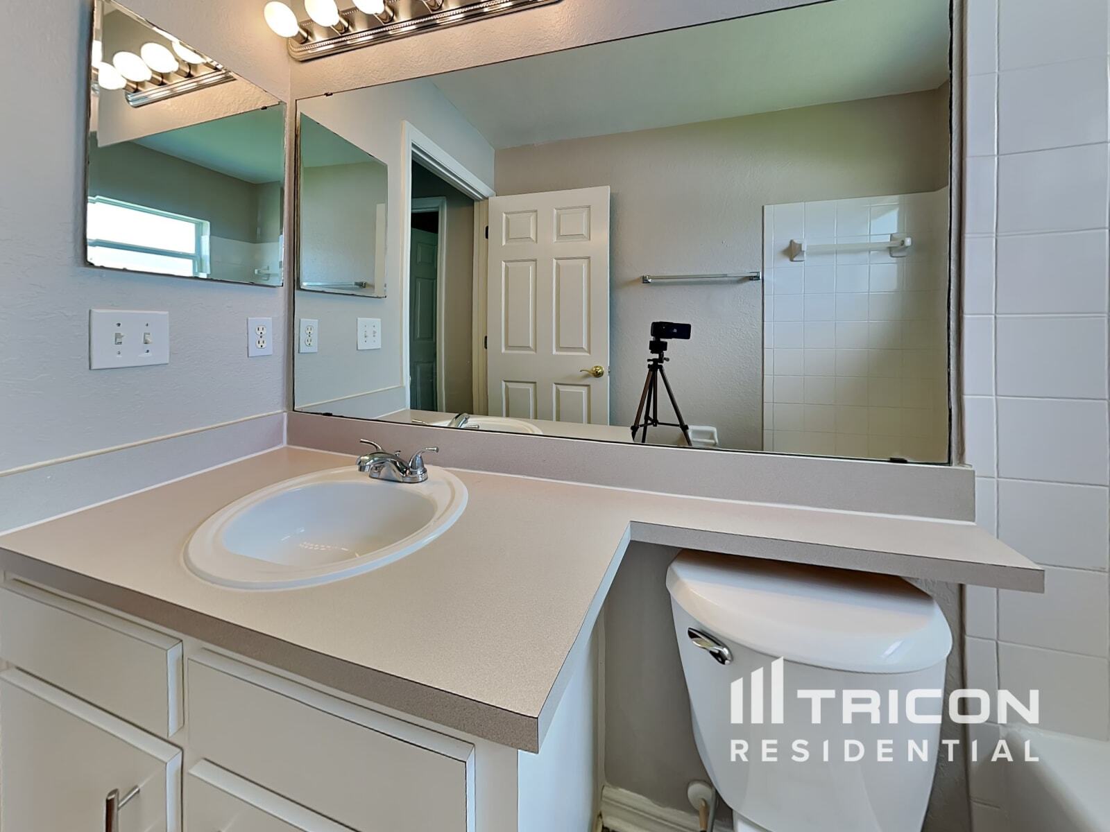 Building Photo - 7833 Manor Dr