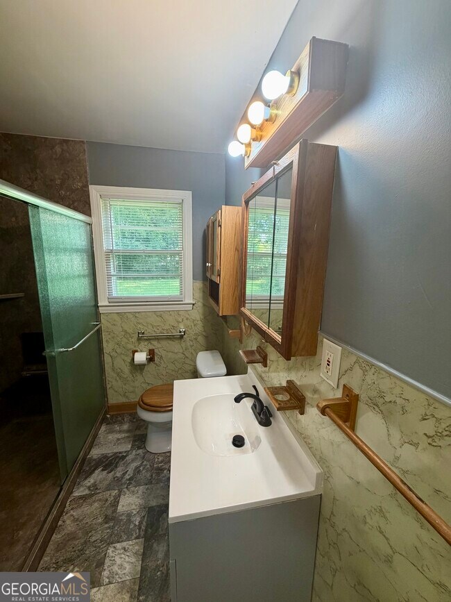 Building Photo - 208 Crescent Dr