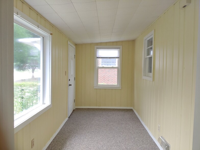 Building Photo - 306 E Washington St