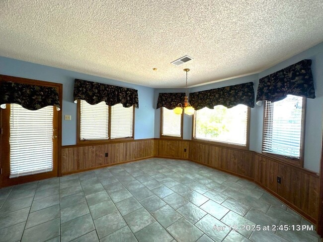 Building Photo - Live on the Lake in Lakeland!!