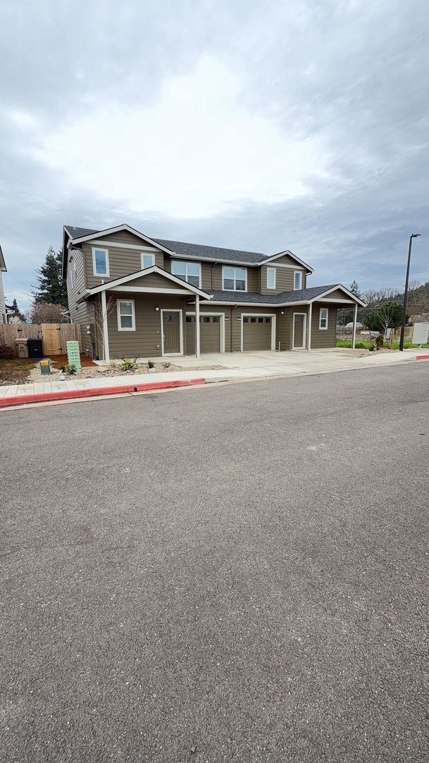 Building Photo - Chernishoff Seven Oak Luxury Duplex