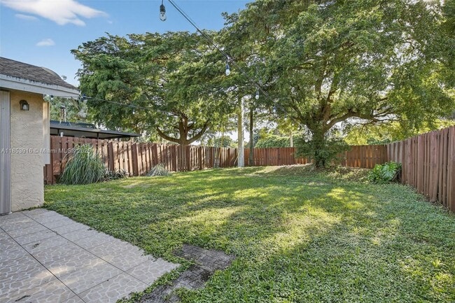 Building Photo - 581 Lakeside Cir