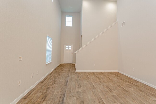 Building Photo - Beautiful 3 Bed / 2.5 Bath Home with High ...