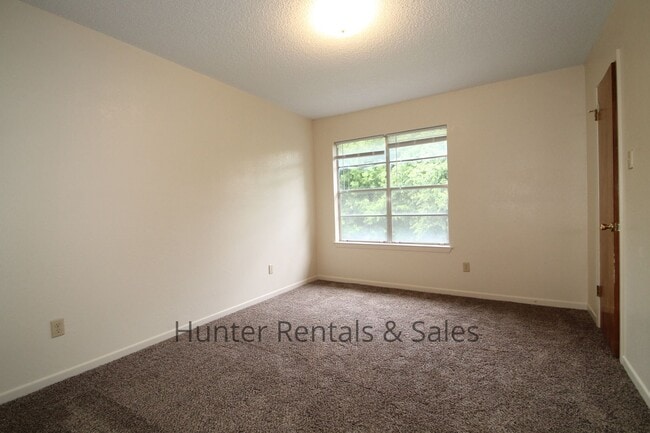 Building Photo - Rent Me Now!