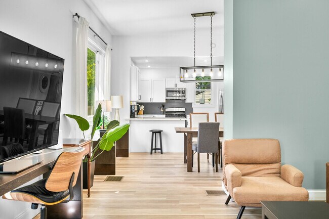 Building Photo - 906 Villa Ave