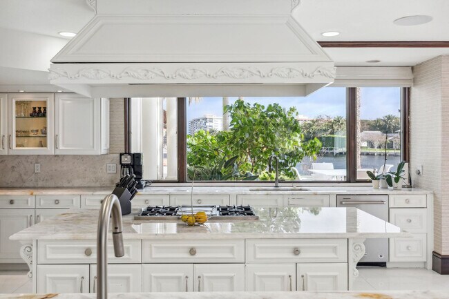 Building Photo - 3100 NE 46th St