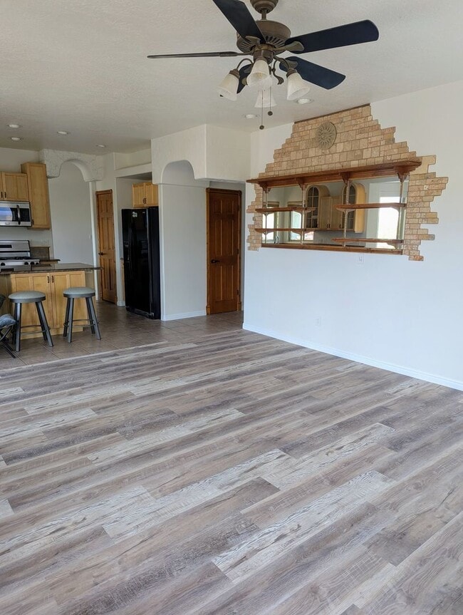 Building Photo - Santa Fe Vistas House!