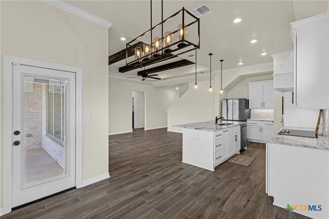 Building Photo - 712 Eagle Pass Dr