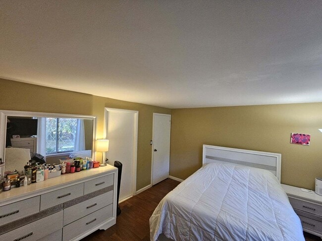 Master bedroom - 200 Skyline Dr