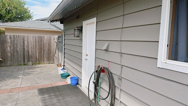 Building Photo - Available late August: this spacious 3brm/2 bath rambler near Whatcom Falls Park
