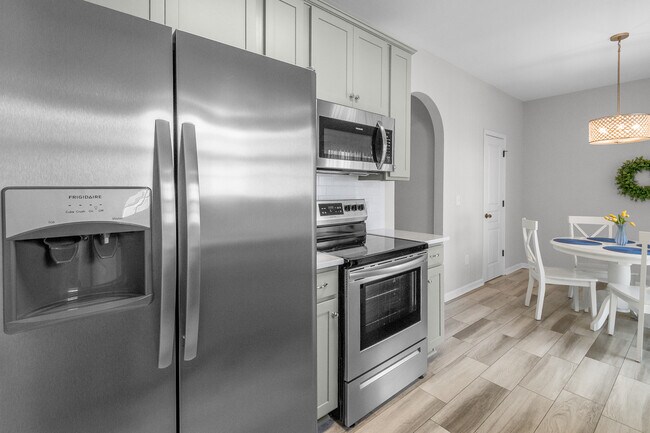 Building Photo - 558 Calen Ln