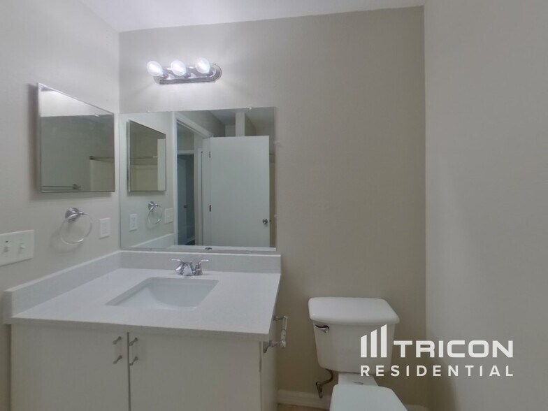 Building Photo - 321 Placid Lake Dr