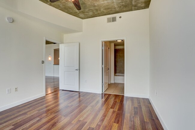Building Photo - Gorgeous Two Bedroom Condo with Stunning V...