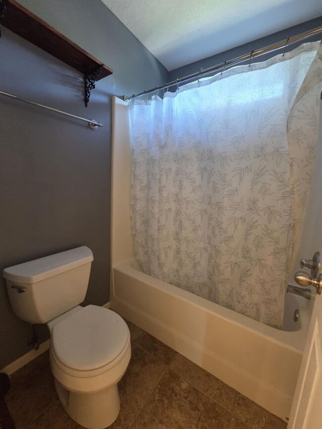 Building Photo - Large family corner lot home for rent!
