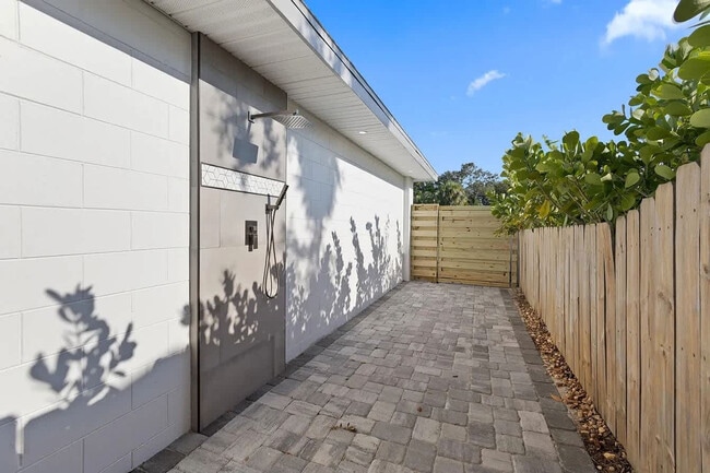 Building Photo - 415 N Shore Dr