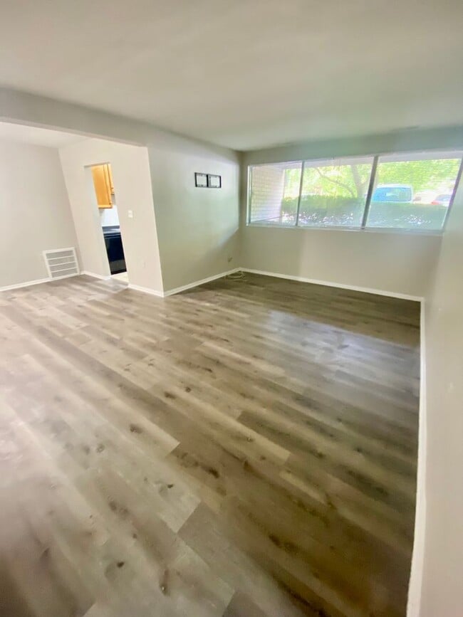 Building Photo - 1 bedroom-  NEW PAINT youtube video https:...