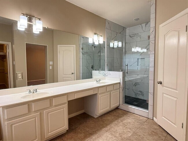 Building Photo - 10013 Valona Dr