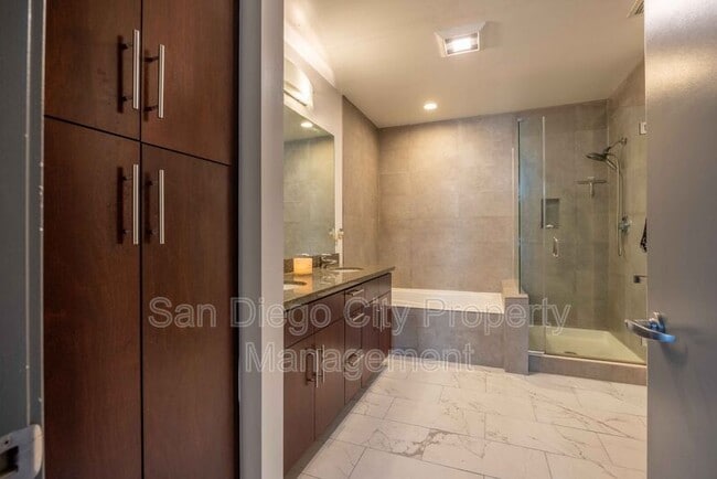 Building Photo - 1050 Island Ave