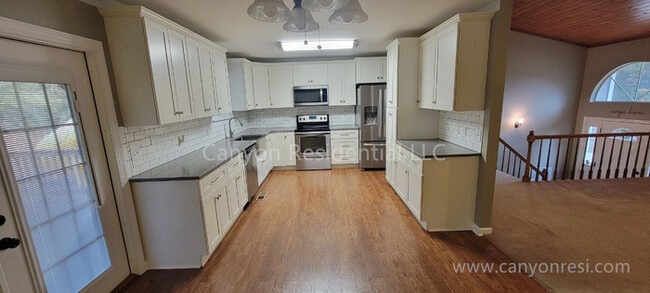 Building Photo - 6141 Blue Ash Dr