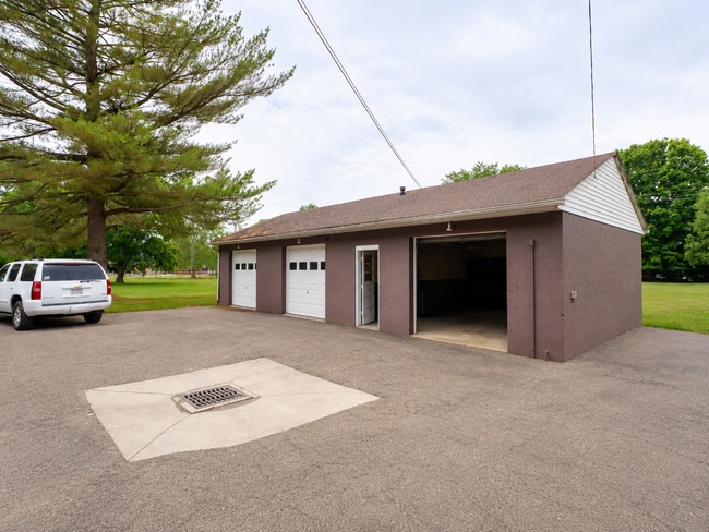 Building Photo - 690 Masonic Park Rd
