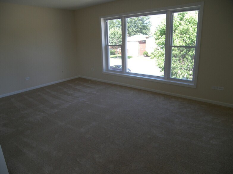Living Room - 1536 S Mannheim Rd