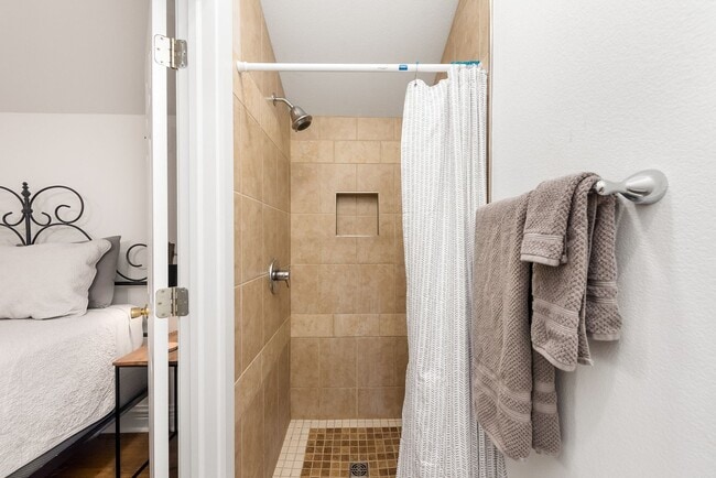 Building Photo - Adorable cottage for rent! Utilities included