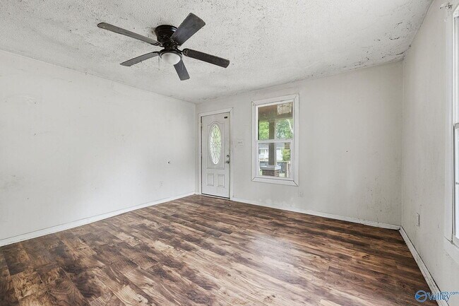 Building Photo - Single Family Home For Rent