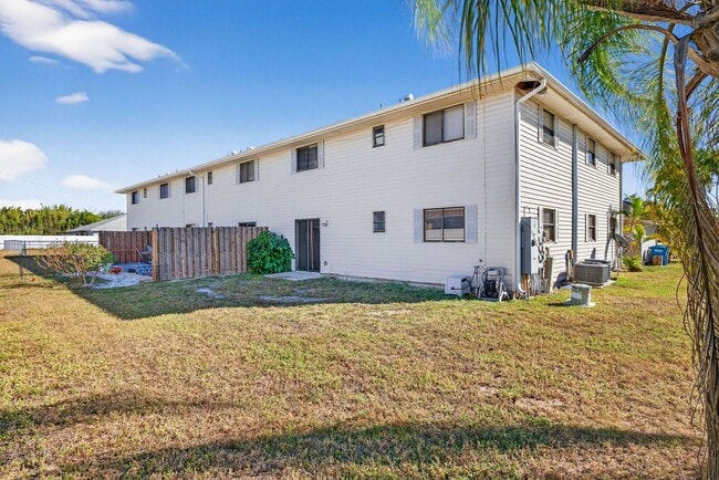 Building Photo - 2 Bedroom 2 Bath Condo with Community pool