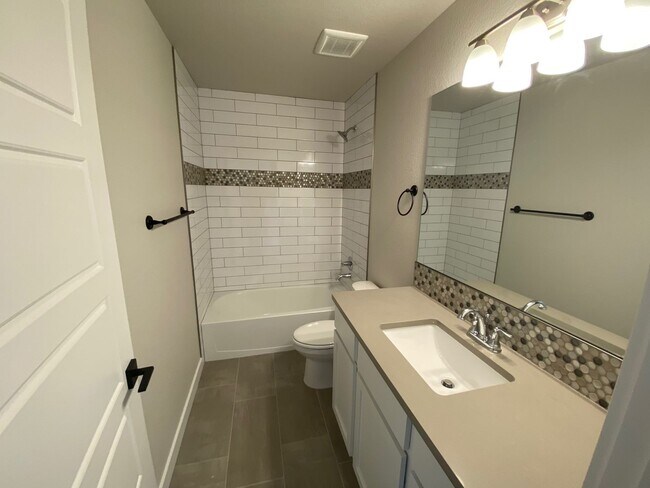 Building Photo - Beautiful BRAND NEW townhome in Chimney Park!