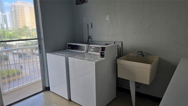 Building Photo - 1985 S Ocean Dr