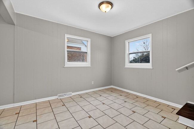 Building Photo - 106 164th St