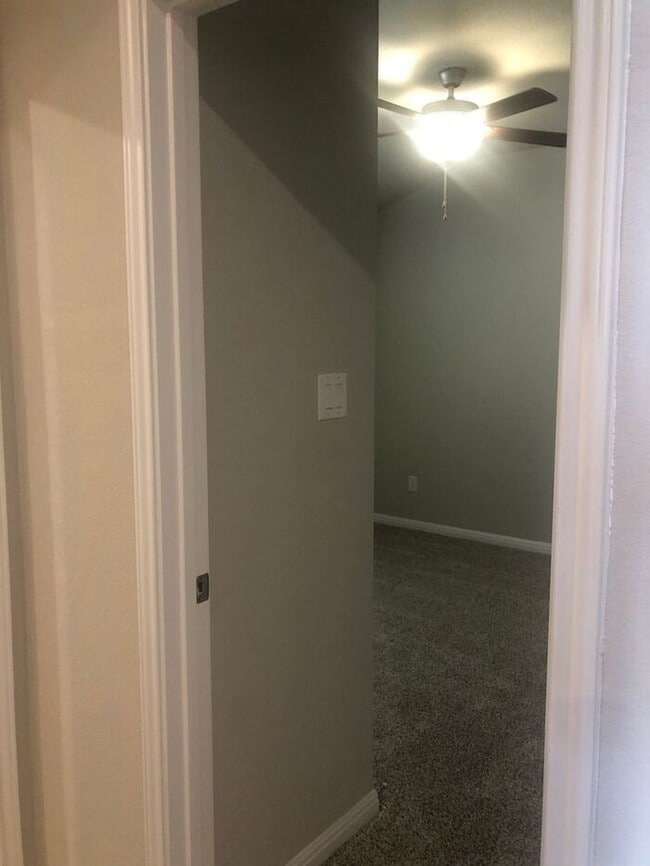 Building Photo - -=Available April 2026=-  4BR/2BA w/ Fenced Yard + Covered Parking in Hutto, TX