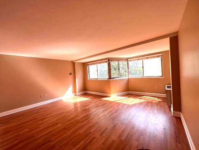 Building Photo - 922 24th St NW