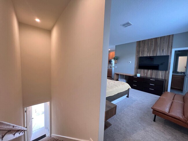 Building Photo - Gorgeous Furnished Home in Winter Garden!