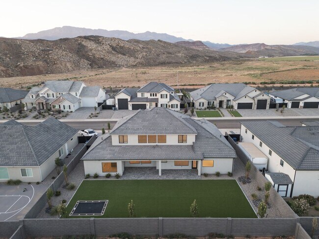 Building Photo - 6 bed / 4 bath / 3 car garage custom home in Pecan Valley