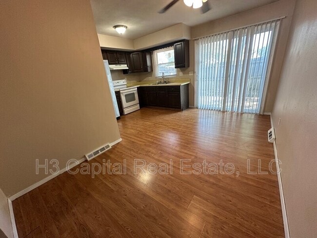 Building Photo - 109 E Poos Dr