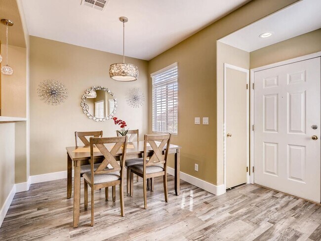 Building Photo - **SHORT TERM GATED LUXURY RENTAL** 3BDRM *2.5 BATH* 2 CAR GARAGE