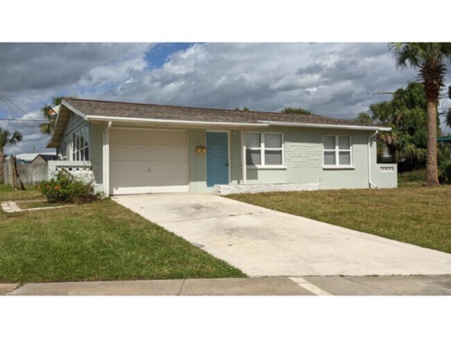 Primary Photo - Steps from the Beach! 2 Bedroom 1 Bath Bun...