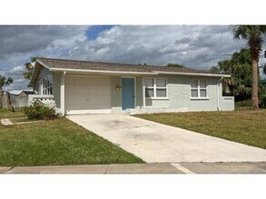 Building Photo - Steps from the Beach! 2 Bedroom 1 Bath Bun...