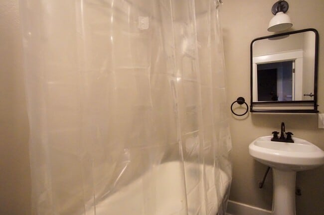 Building Photo - Top Floor Vintage Studio with Modern Renovations + ONE MONTH FREE!