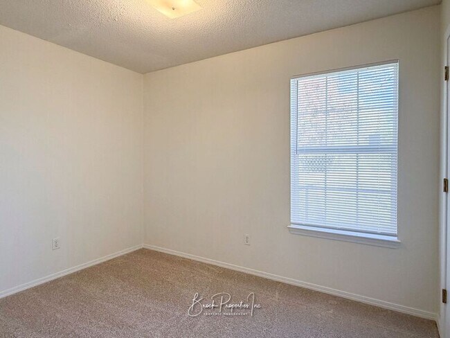 Building Photo - 501 Ashwood Ln