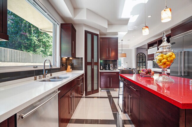 Kitchen - 841 N Crescent Heights Blvd