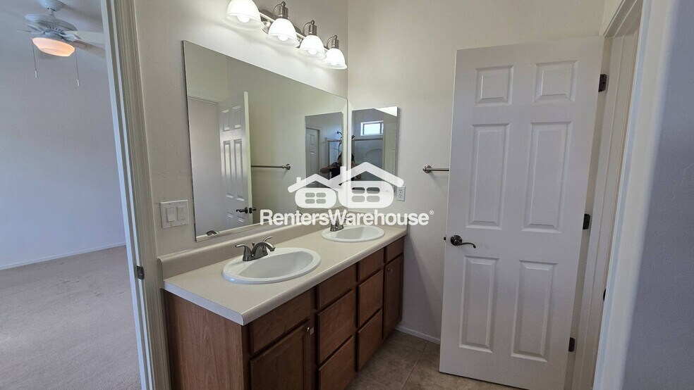 Building Photo - 1126 E Mt Shibell Dr