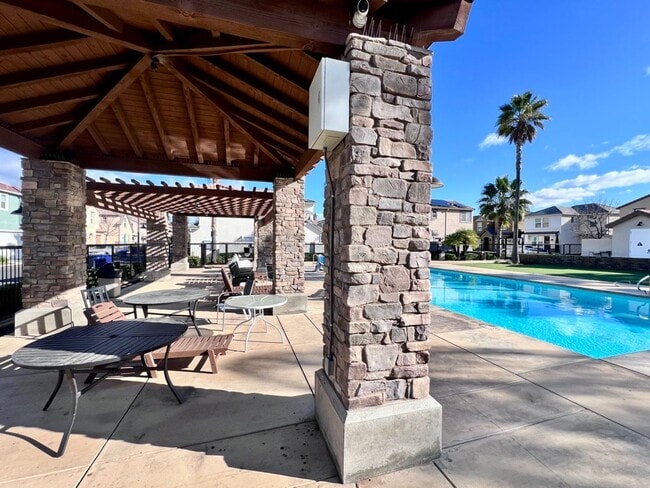 Building Photo - $2,295 DeWolf & Barstow, 3 Bedroom House - Clovis / Community Pool + Neighborhood Parks