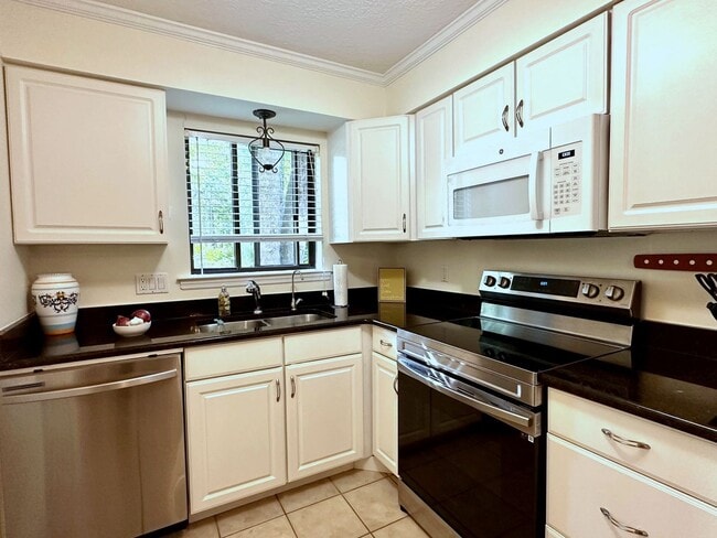 Building Photo - Close to Beach, Shopping, Restaurants!  Fu...